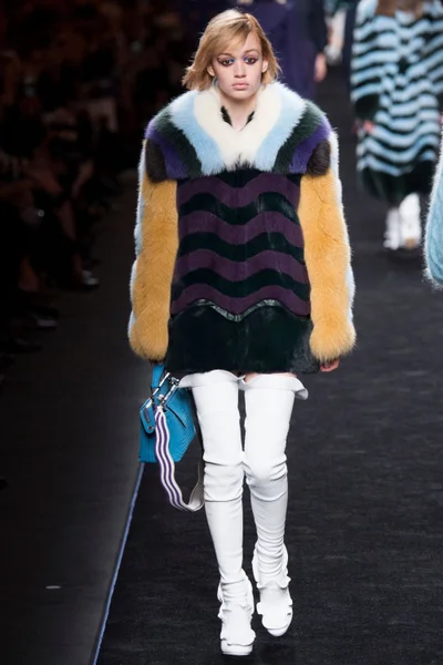 Look 15